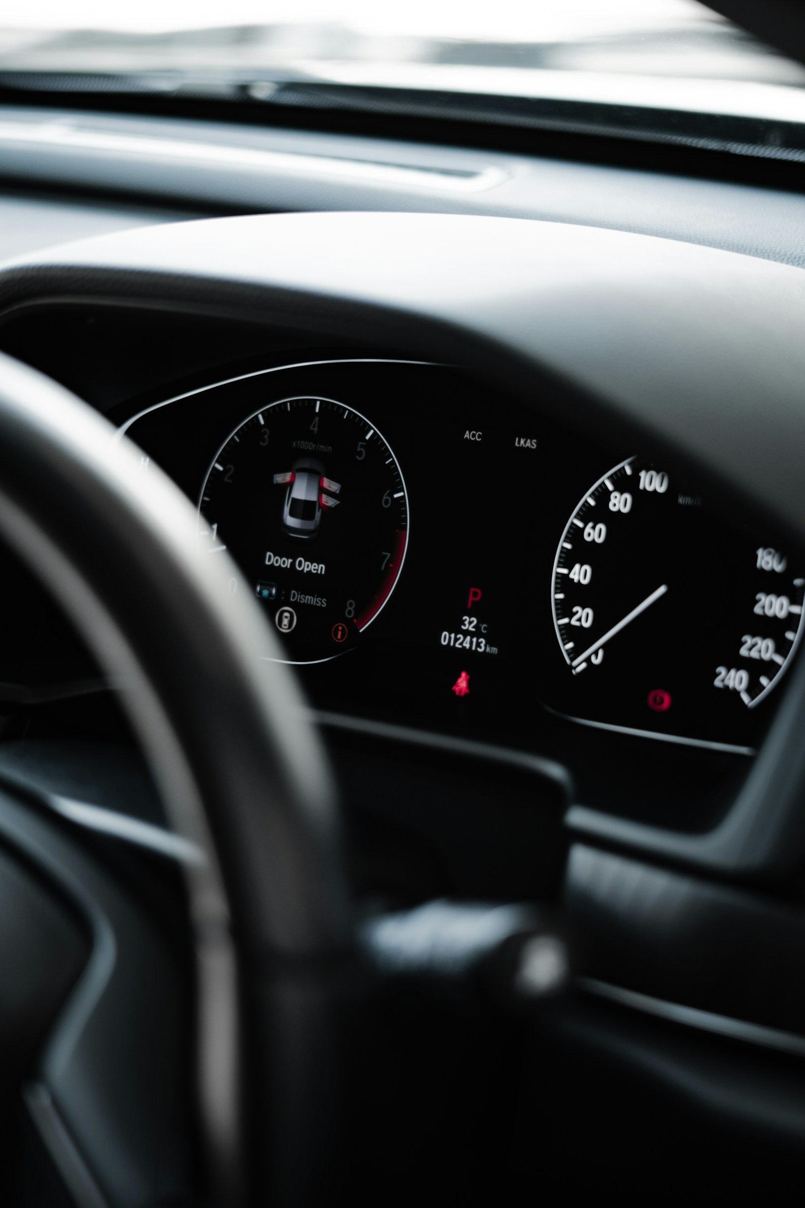 Vehicle dashboard and steering wheel seen from the driver seat